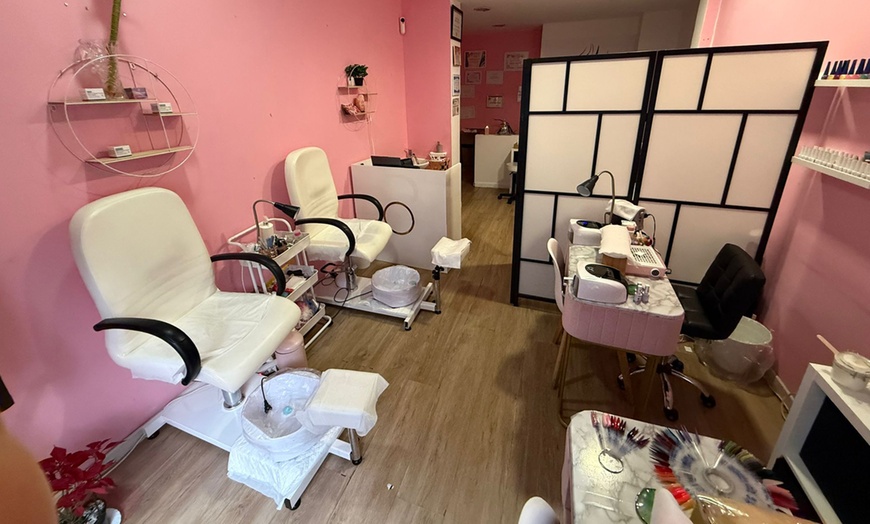 Image 12: Primera puesta de uñas con gel o acrílico y opción a diseño básico