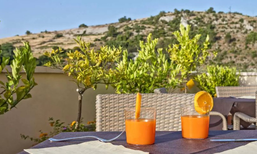 Image 6: Ragusa 4*: camera Classic con colazione, drink e massaggio per 2