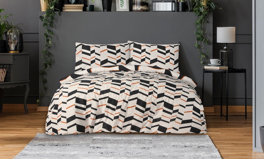 Image 6: Geometric Design Reversible Duvet Set