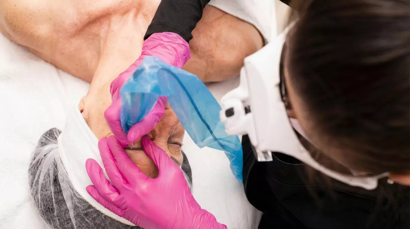 Podkreśl naturalne piękno: makijaż permanentny ust, brwi lub oczu