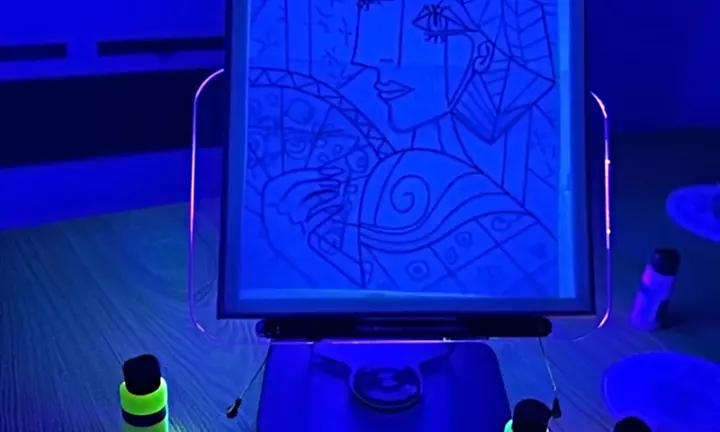 Taller de pintura de abanicos fluorescentes con bebida y cheesecake