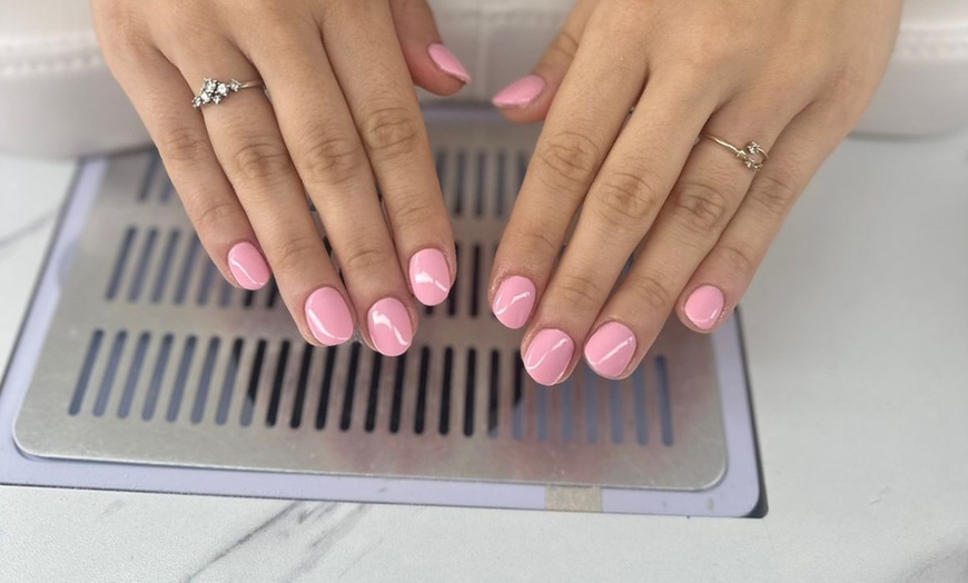 Image 3: Beauté des mains, vernis, pose de faux ongles ou spa au choix 