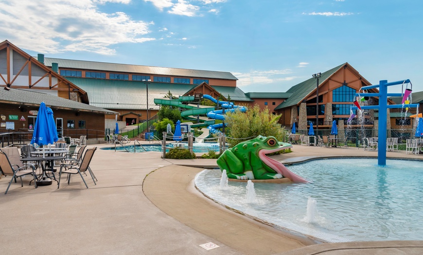 Image 28: Slides, pools & family fun at a Wisconsin waterpark resort