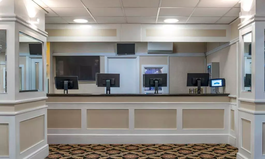 Kent: Standard Double or Twin Room with Breakfast and Leisure Access