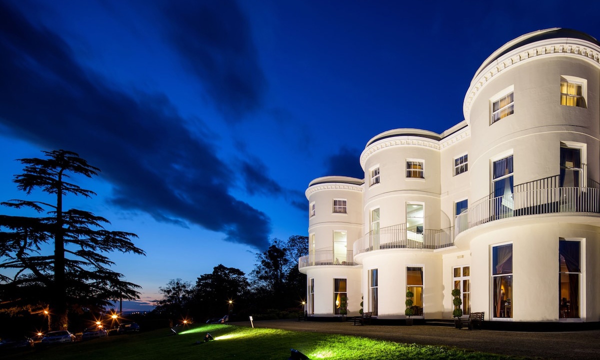 The Cotswolds: 4* Standard / Privilege Double Room Stay with Breakfast