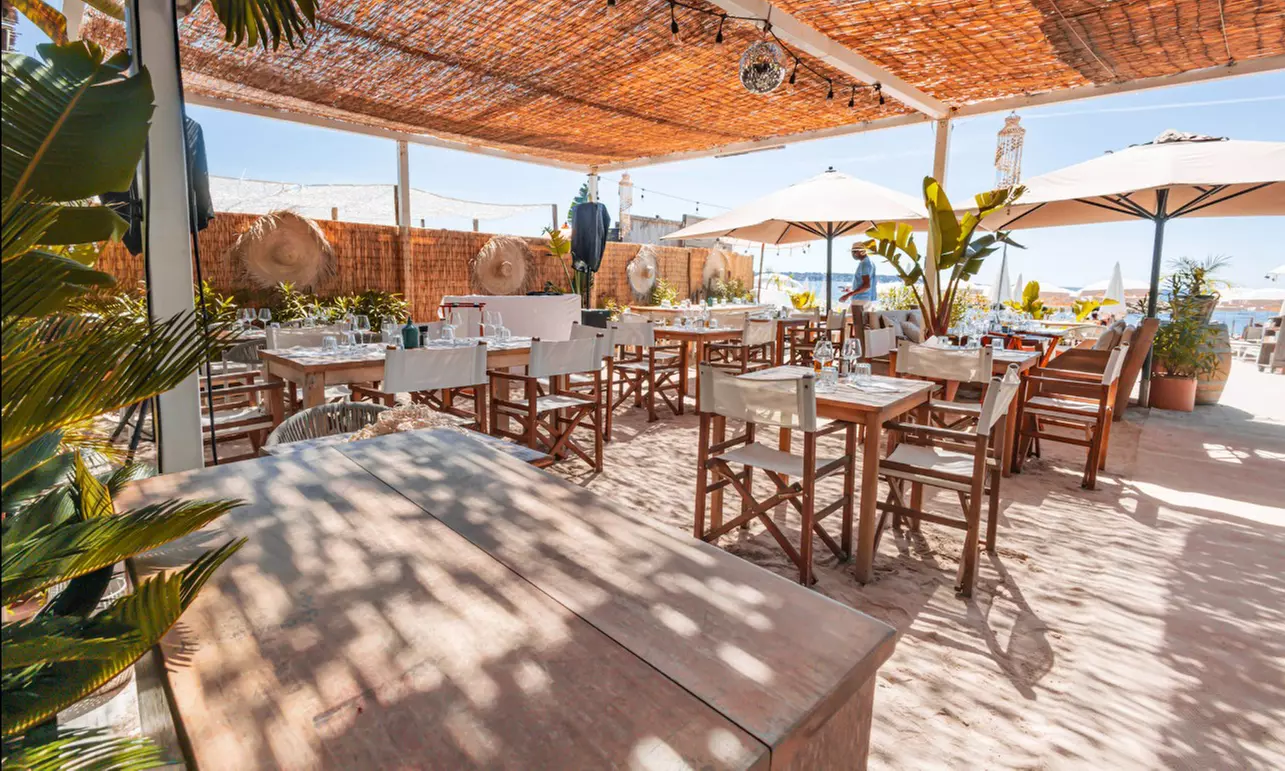 Journée plage privée à deux : détente privilégiée à Golfe-Juan