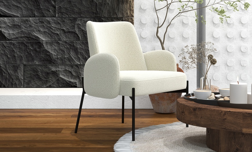 Image 1: Poltrona moderna in tessuto bouclé e metallo Doosense
