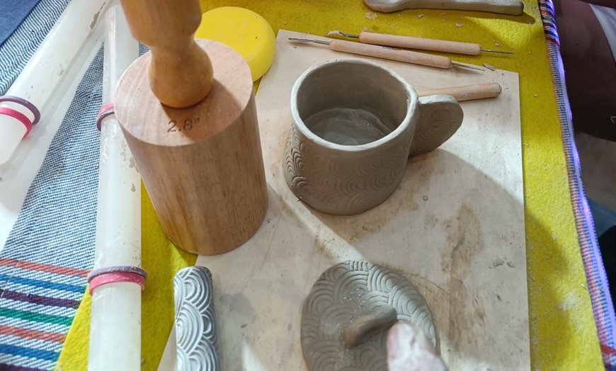 Image 2: Sesión de cerámica creativa con bebida de cortesía para 1 o 2 personas