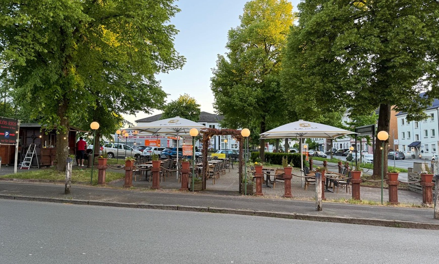 Image 2: Für 2 oder 4 Personen: Burger nach Wahl mit Pommes frites