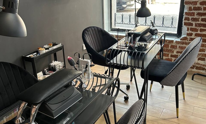 Image 8: Laminado de cejas con diseño, depilación y tinte de cejas y pestañas