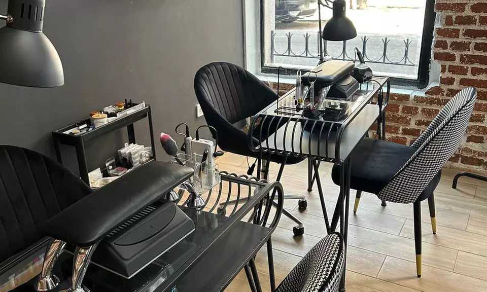 Laminado de cejas con diseño, depilación y tinte de cejas y pestañas