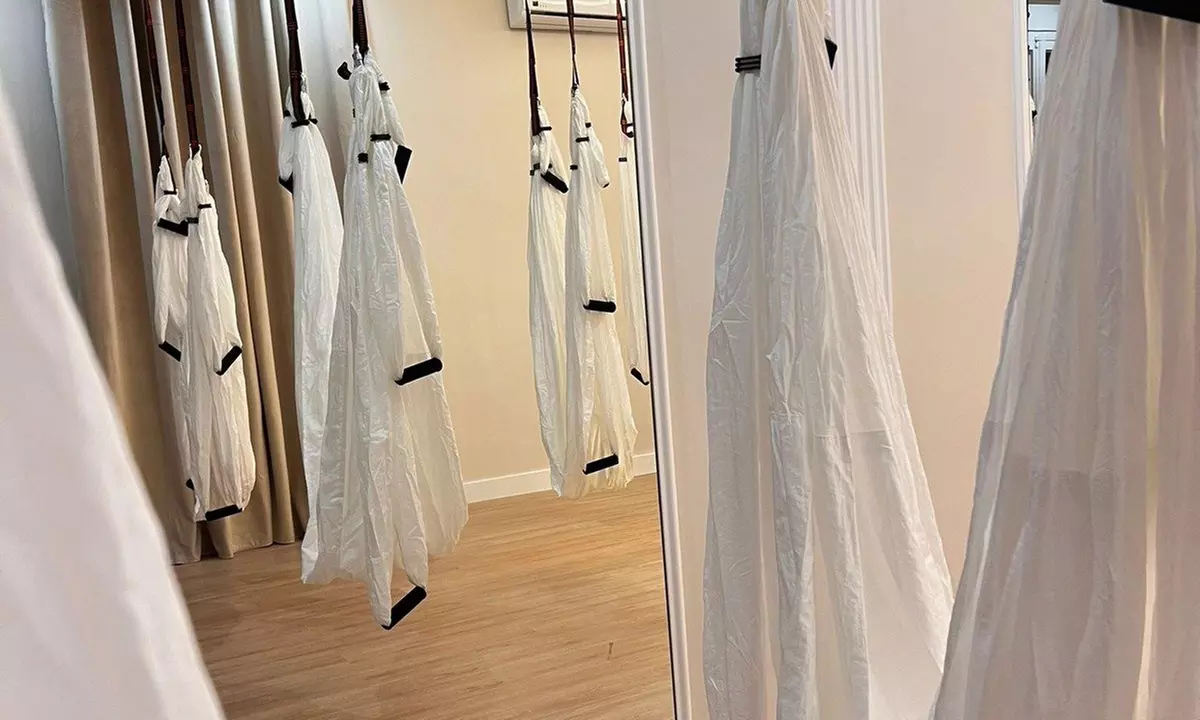 Hasta 8 clases en grupo o 1 clase privada de yoga aéreo para 1 persona