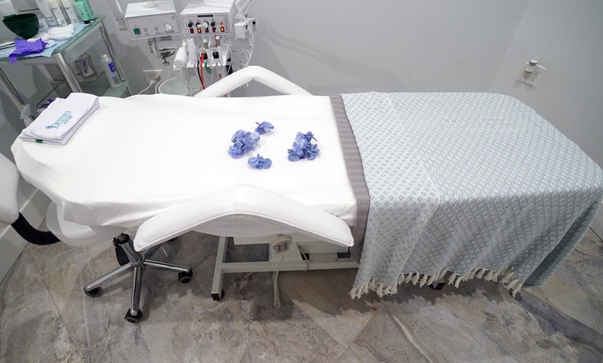 Image 2: Relax with a Massage & Facial Package including a Complimentary Drink! 