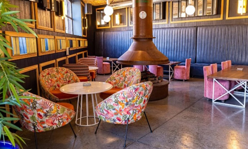 Image 2: Menú mediterráneo con postre y bebida o botella de vino para 2 o 4