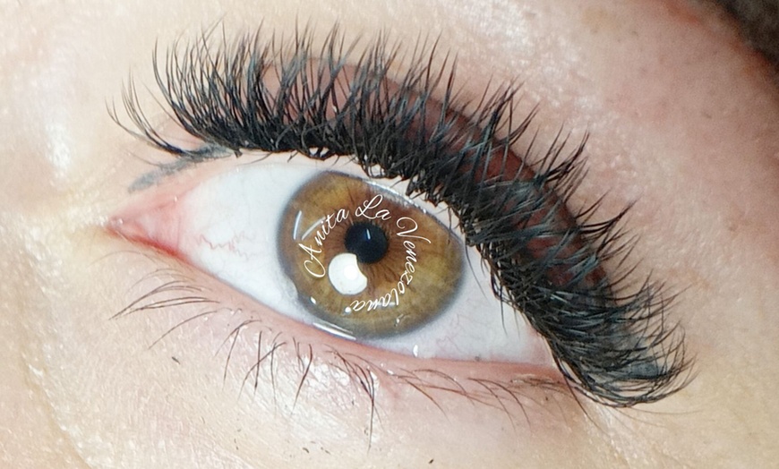 Image 3: Hasta 53% de dto. en Extensiones de pestañas en Venezolanas Spa - Anita La Venezolana