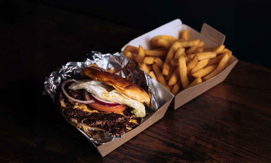 Image 3: Acceso a salas de bateo o menú para 2, con duración a elegir
