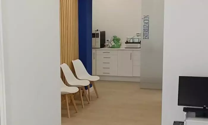 Colocación de hasta 6 implantes dentales con corona, con revisiones