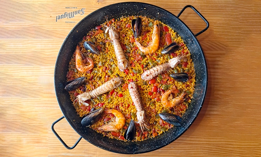 Image 1: Menú para 2 o 4 personas con entrante, principales, postres y bebidas