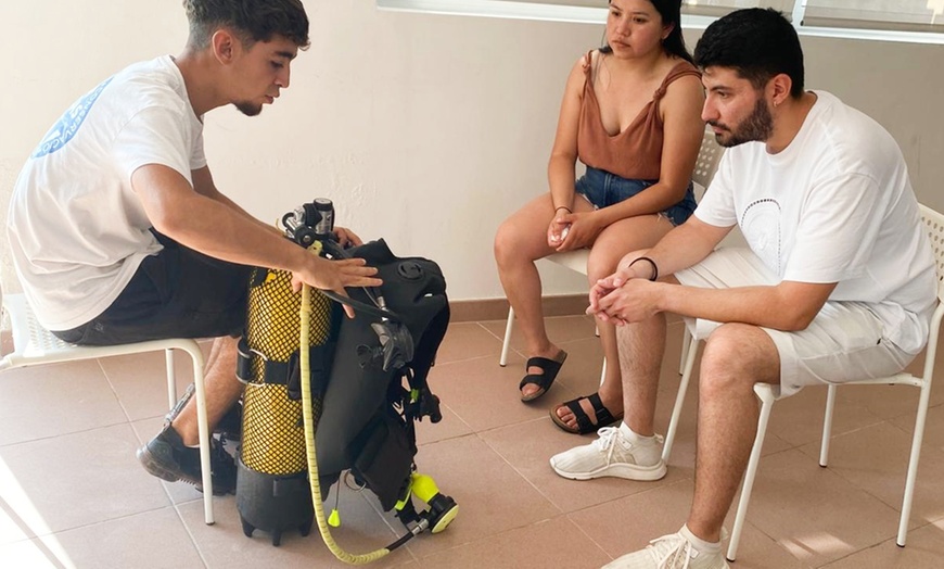 Image 2: Bautismo de buceo para 1 o 2 personas con fotos y opción a vídeo 