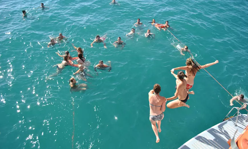 Image 8: Paseo en catamarán con baño en alta mar y bebida para niño o adulto