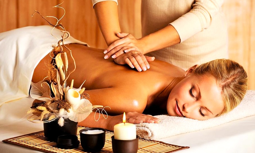 Image 1: Massage relaxant et soin du visage en option à Shiz"Institut Beauty