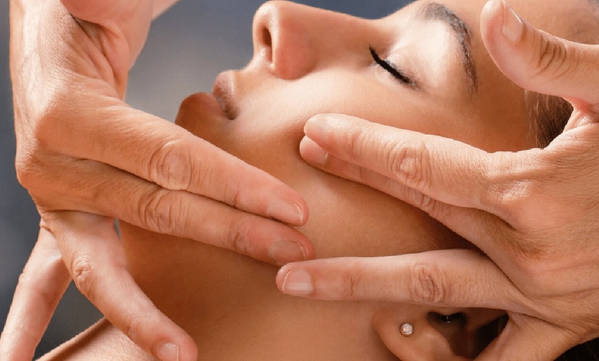 Image 12: Masajes de 60 y 90 minutos para una persona o en pareja