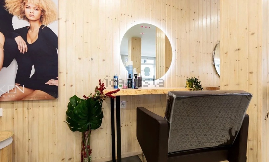 Image 2: Peluquería con lavado, corte, tinte de raíz o tratamiento reparador 