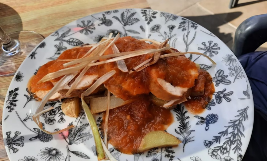 Image 5: Menú para 2 o 4 con entrante, principal, postre y botella de vino