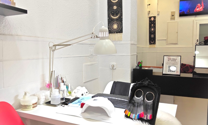 Image 6: Sesión de manicura y/o pedicura con esmaltado normal o semipermanente