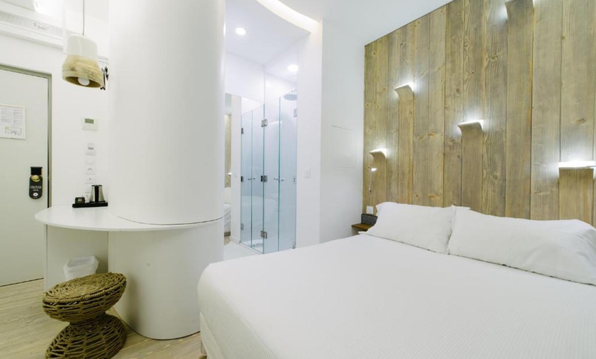 Image 16: Clichy : chambre double avec petit-déjeuner et spa en option