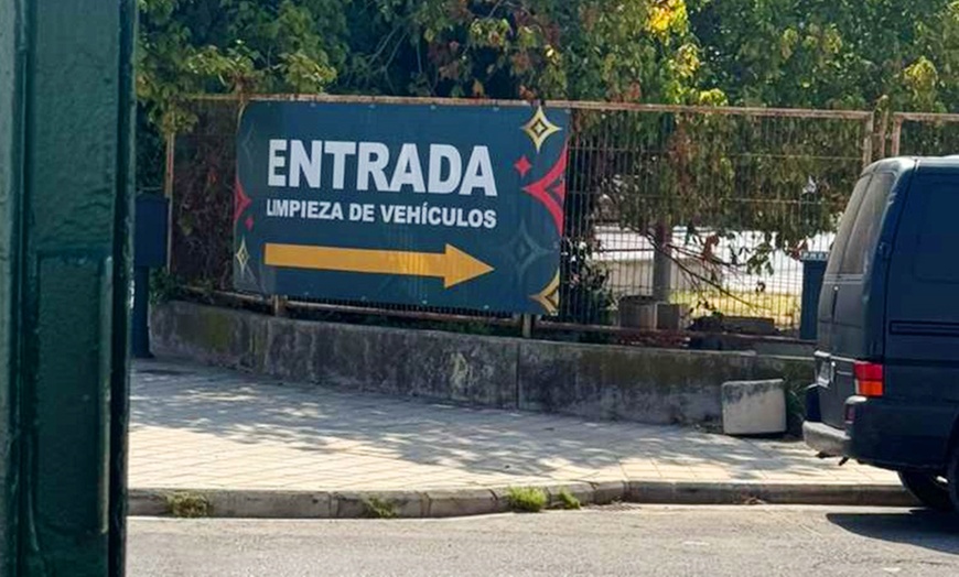 Image 7: 1, 2 o 4 lavados para coche con opción a tratamiento hidrofóbico y más