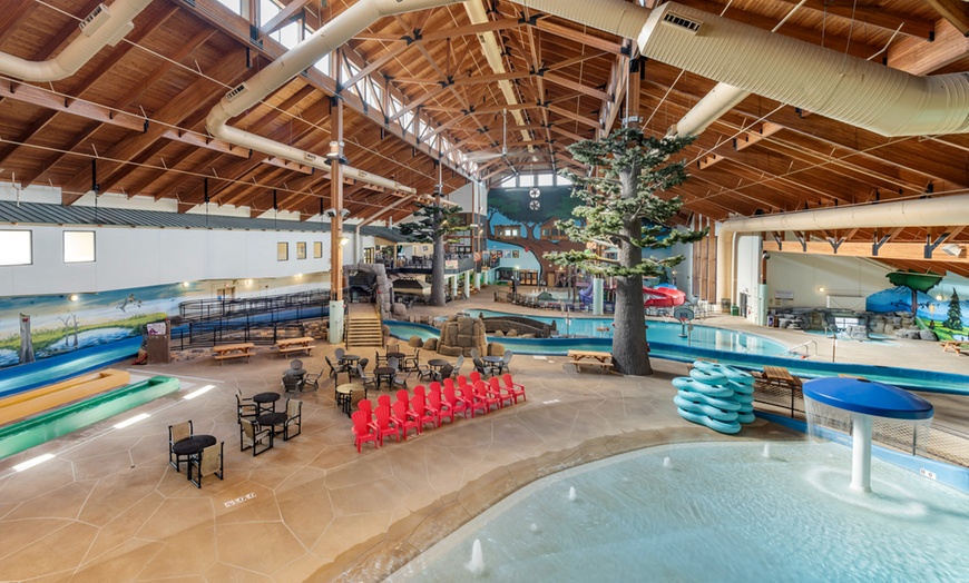 Image 26: Slides, pools & family fun at a Wisconsin waterpark resort