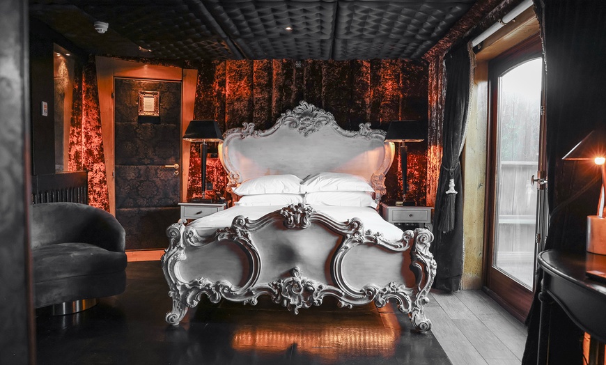 Image 3: Oxfordshire: 5* Luxurious Hotel Break with Dinner & Champagne