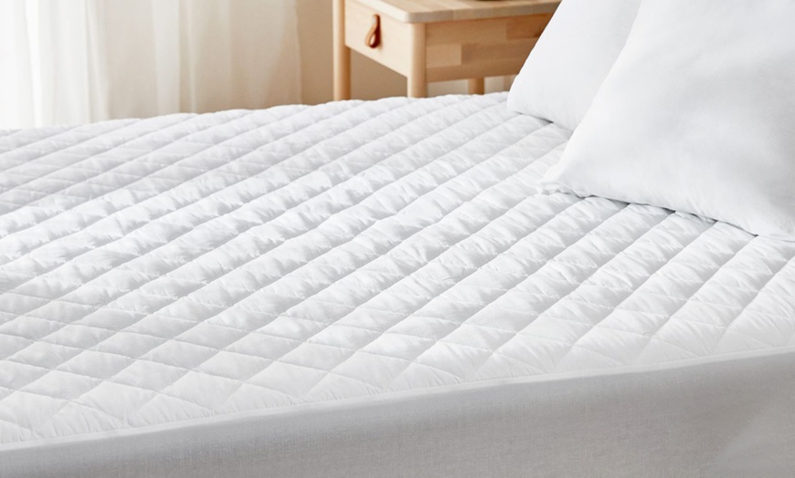 Image 1: Pikolin Home- Protector de colchón impermeable con aloe vera 