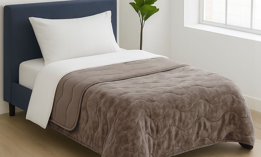 Image 11: Sprei met perzikhuid-behandeling