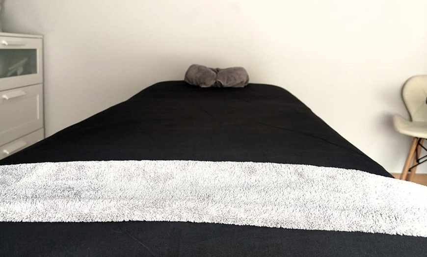 Image 2: Masajes de 60 y 90 minutos para una persona o en pareja