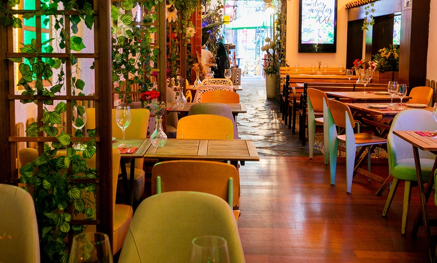 Image 8: Menú mediterráneo para 2 personas con 6 platos a elegir y bebida