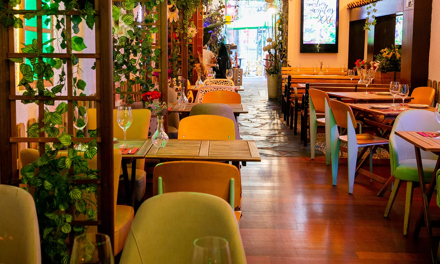 Menú mediterráneo para 2 personas con 6 platos a elegir y bebida