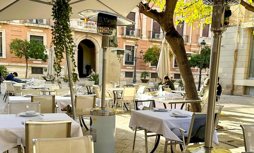 Image 6: Cata de vinos maridados con vista a la Almoina y tabla de ibéricos