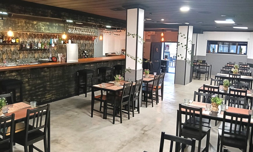 Image 2: Menú para 2 con entrantes, entrecot y postres