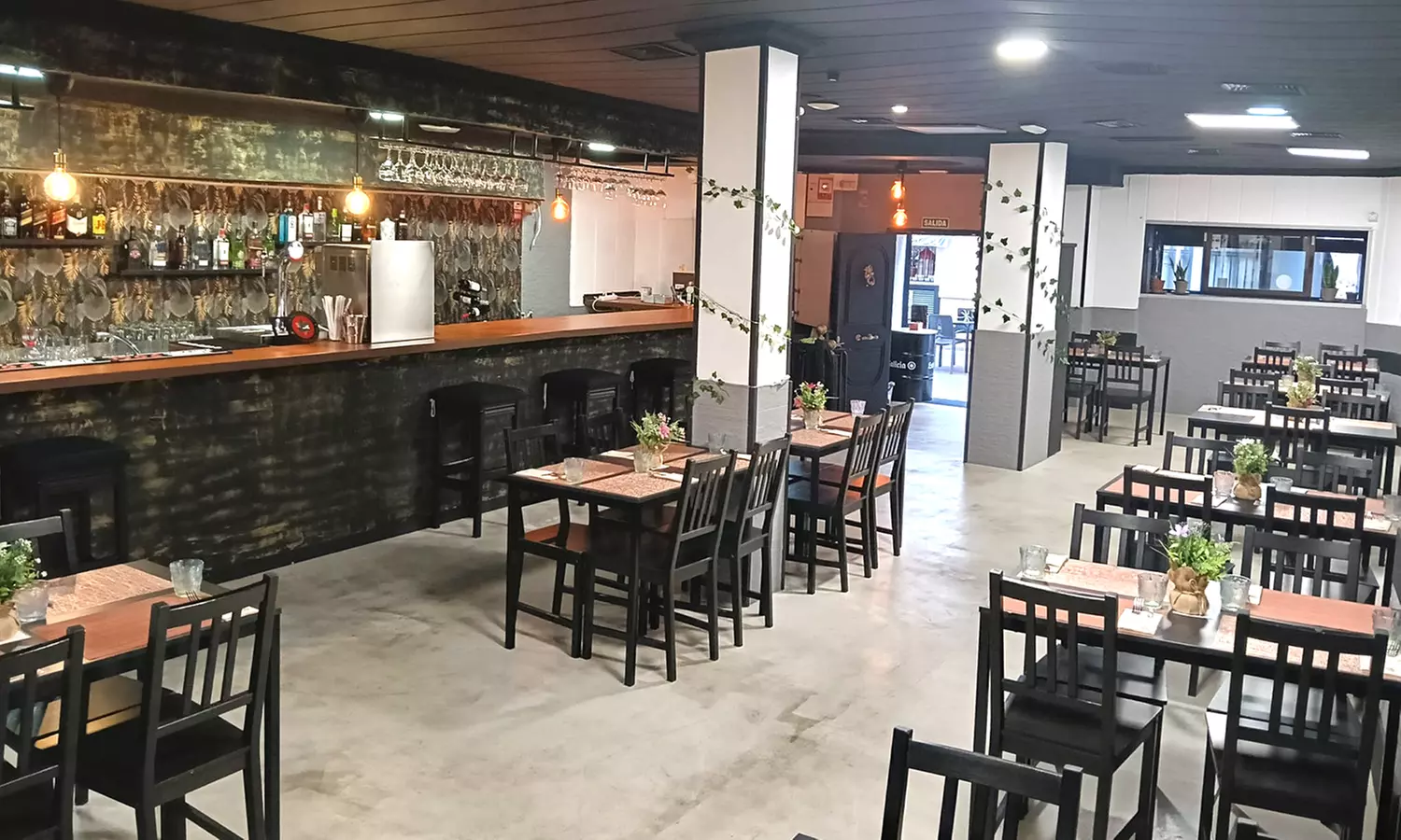 Menú para 2 o 4 personas con entrante, principal, postre y bebidas