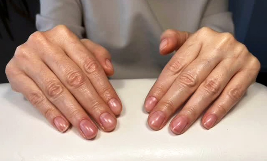 Image 2: Winter-Nägel für Zwei: klassische Maniküre mit Shellack & Handcreme