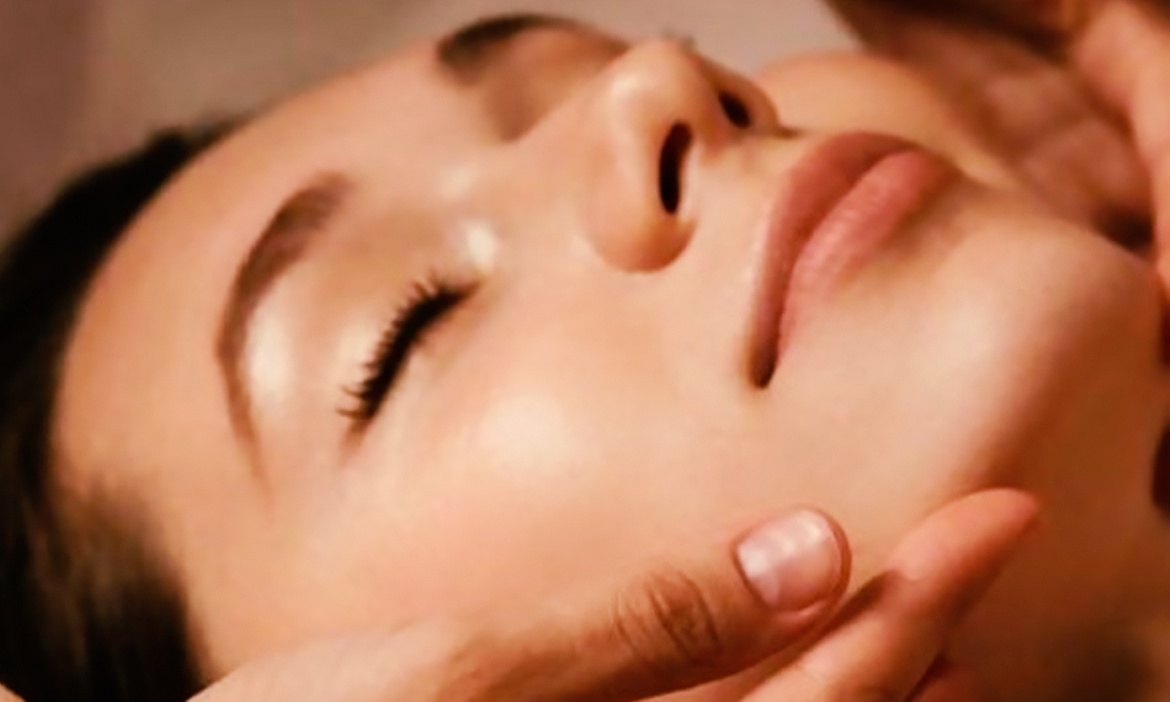 Masaż Kobido z maską na twarz: odmłodzenie i relaks w godzinę
