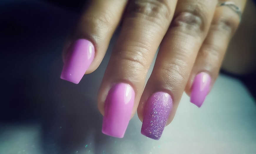 Image 1: Manicura o pedicura tradicional o semipermanente con diseño de 1 uña 