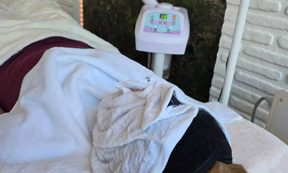 Klassische Gesichtsbehandlung,  Aqua-Facial-Tiefenreinigung und/oder kosmetisches Microneedling (bis 35% sparen) - Second Medium