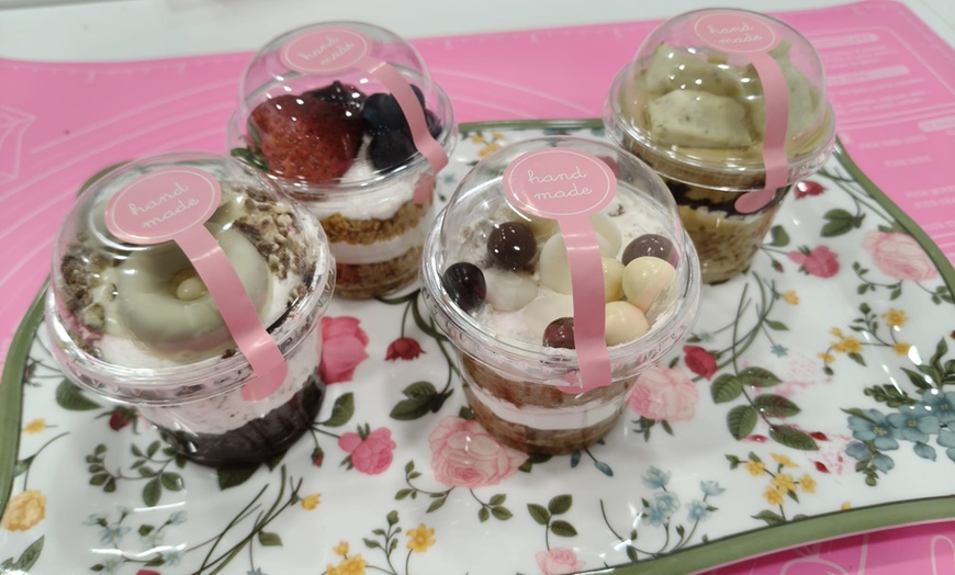 Image 5: Taller de repostería con una copa de vino para 1, 2 o 5 personas