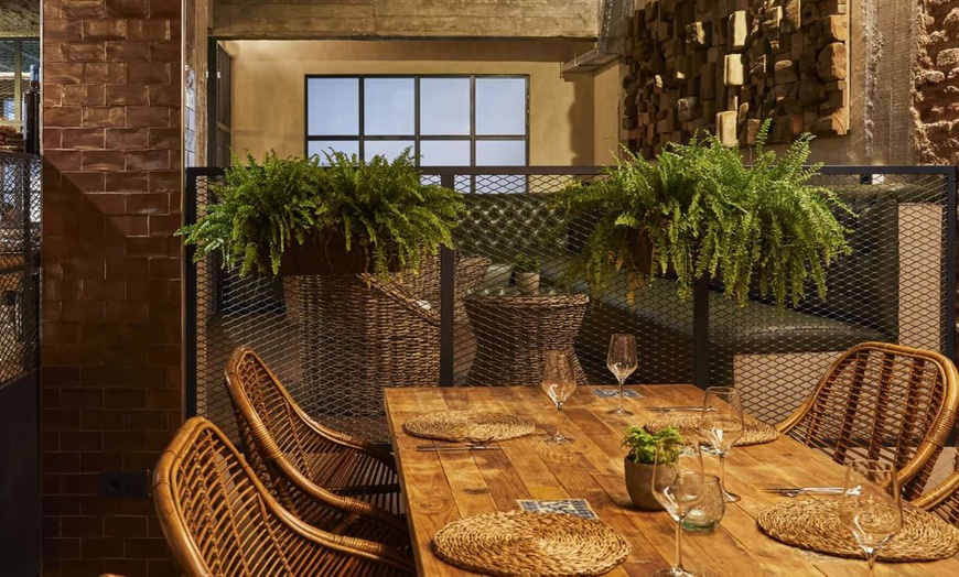 Image 8: Menú internacional para 2 personas con entrante, postre y bebida