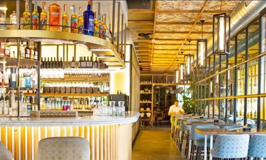 Image 9: Menú mediterráneo con postre y bebida o botella de vino para 2 o 4