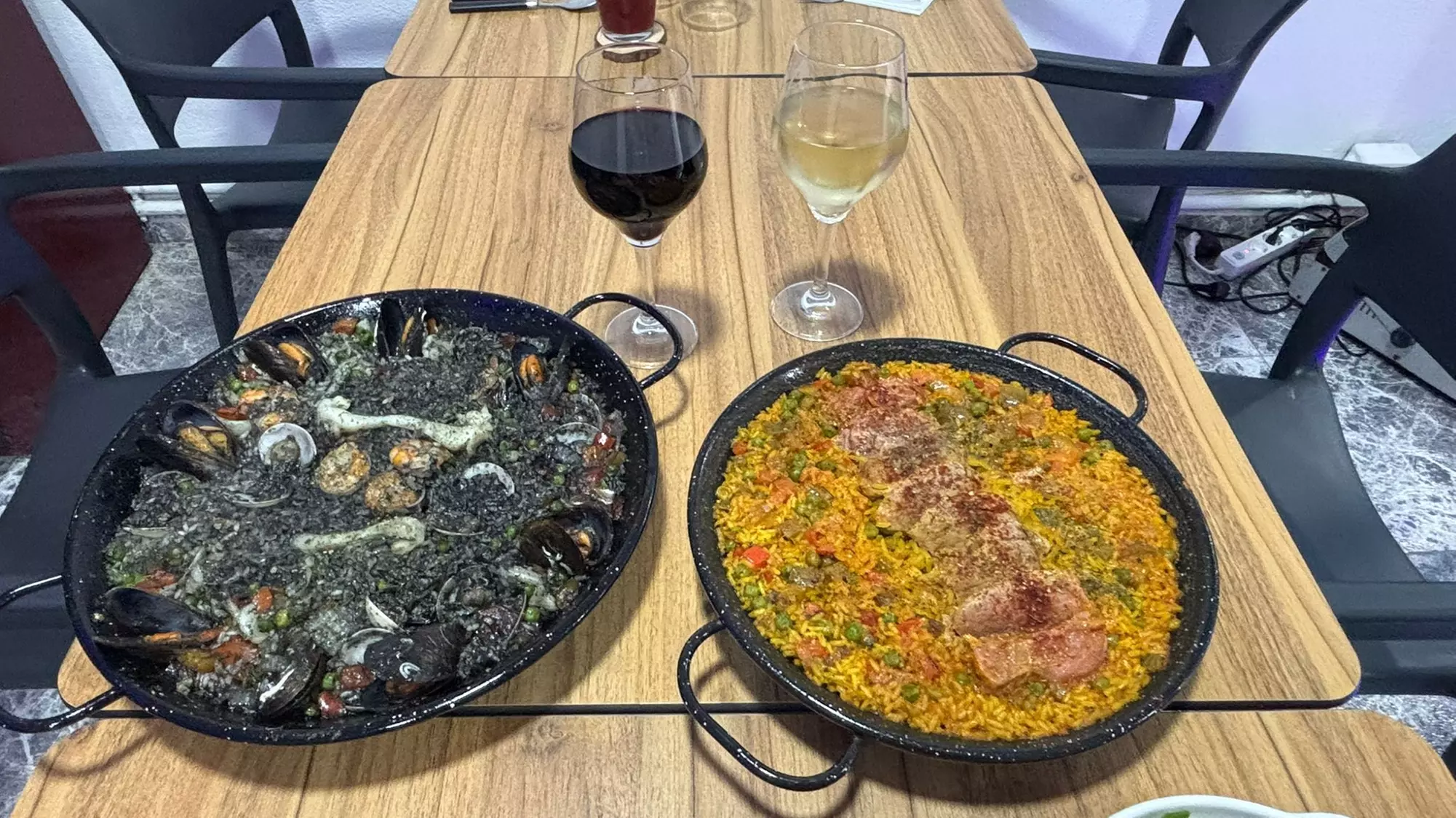 Menú mediterráneo de arroces o platos de carne/pescado para 2 o 4 con opción a botella de vino, ahorra hasta 48% - Primary Image