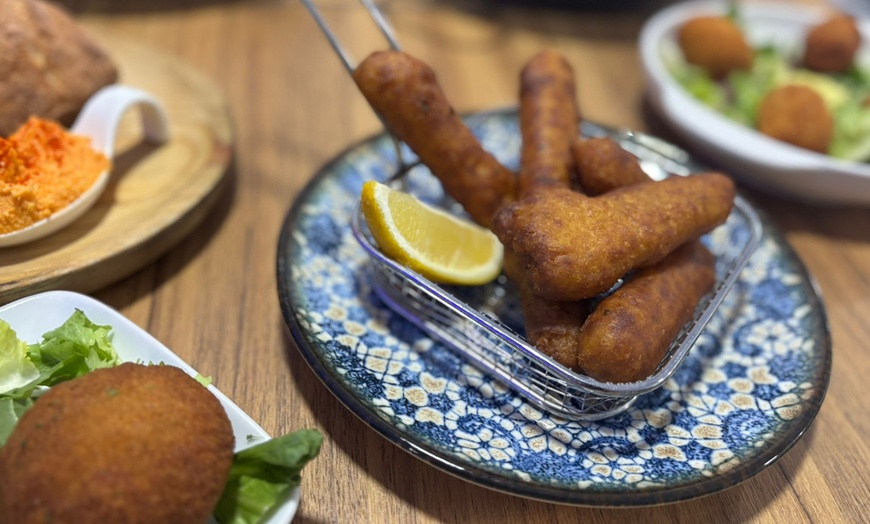 Image 7: Menú mediterráneo para 2 o 4 con postre y opción a botella de vino